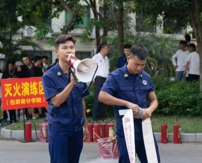 中山开发区消防走进火炬职院开展消防宣传，2000多名新生现场齐“学”共“练”提技能309.png